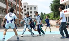 爱游戏APP下载:这所乡村小学，10年打坏1000多个篮球——中小学“以体育人”成效观察之二
