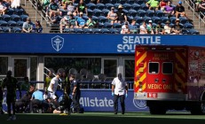 爱游戏体育:Sounders GK Stefan Frei在救护车上与机组人员对抗